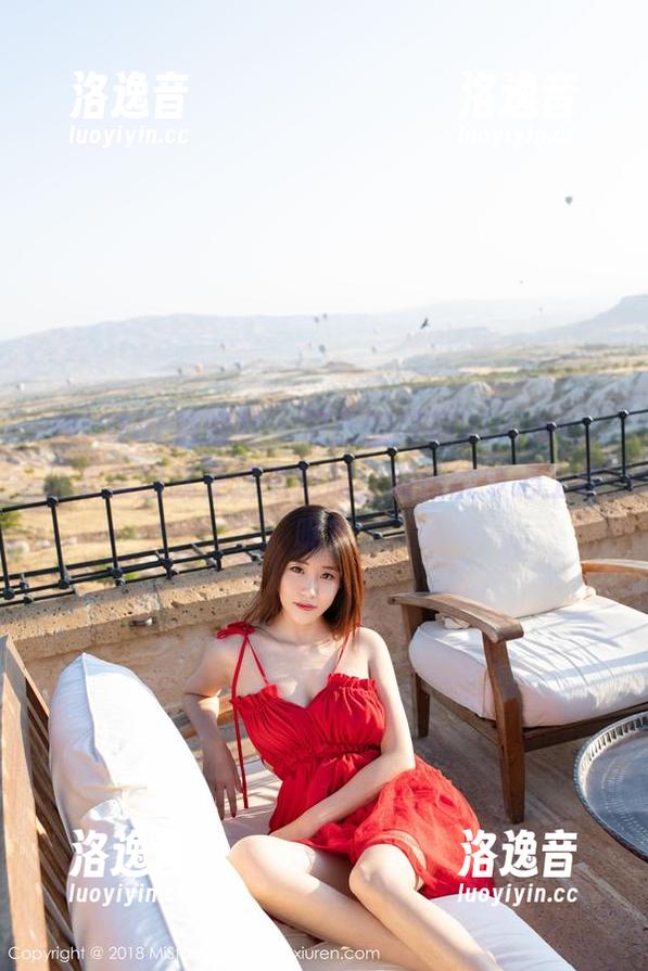 MiStar魅妍社 - 可恶的妤薇Vivian，泳衣套图就是这么抢眼，谁还能专心工作呢？