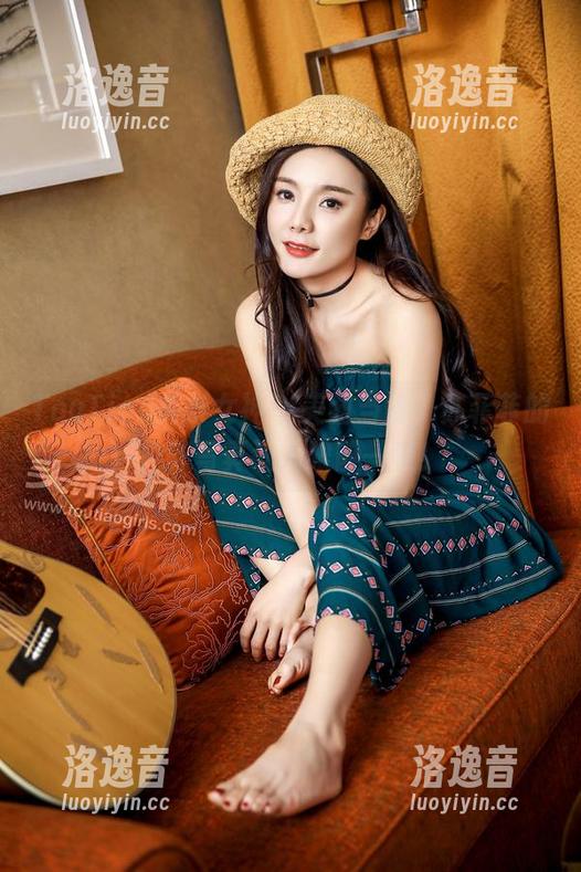 TouTiao头条女神-苏菲菲 TouTiao头条女神 - 美图当前,苏菲菲的户外写真让人眼前一亮!
