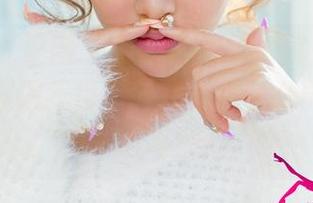 UGirls尤果网 – 倪叶腾的美图挥之不去啊，图包看得我目不转睛，脚怎么能这么高级呢？