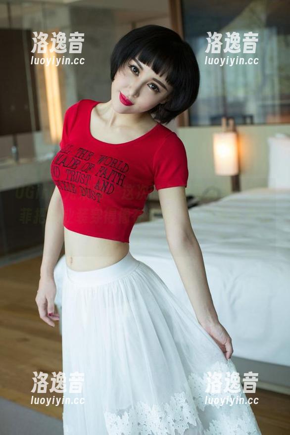 UGirls尤果网 - 这次的免费写真里，张栩菲把职业装穿得像在走秀，我都快认不出了！
