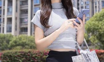 Xiuren秀人网 – 写真还是无心之作？原图里的Olivia童安琪在天台上没个正形。