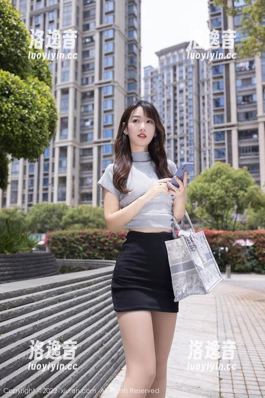 Xiuren秀人网-Olivia童安琪 Xiuren秀人网 - 写真还是无心之作?原图里的Olivia童安琪在天台上没个正形。