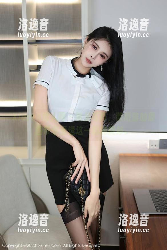 Xiuren秀人网 - 裸足写真，薇薇酱的原图带你看透这一刻的微妙。