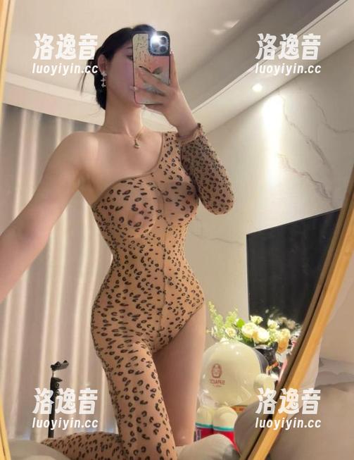 微密圈 - 美图精选：不爱笑的赛琳教你如何让西服和渔网丝袜联姻，兄弟们hold得住吗？