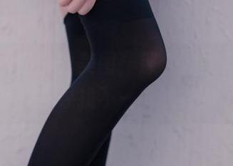 兔玩映画的白丝美图，那个姿态好像在邀请我去寻找不一样的视角。