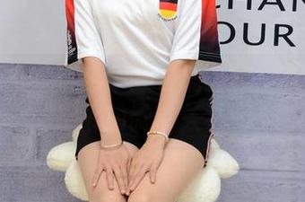初夏女神 – 这身酒红色的疑惑：依依与黑长靴的微妙关系图
