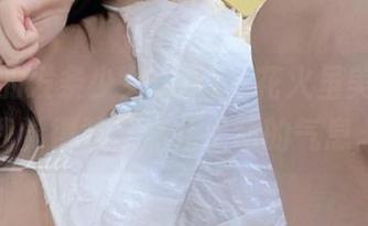 图片里的发条少女yoki，花火虽美，却让我觉得缺乏点儿生动的气息。