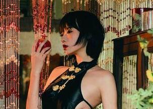 不小心就被奈汐酱Nice的泳池套图“淹没”了，究竟是水还是光影？