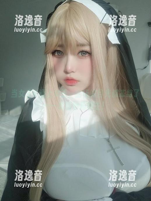 当女主K遇上女王，全场的目光都冻结了——套图妙趣横生！