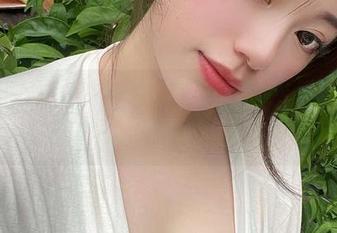 微密圈 – 奶宝妹纸那双美脚的图包，让我不小心把眼睛看得太满了。