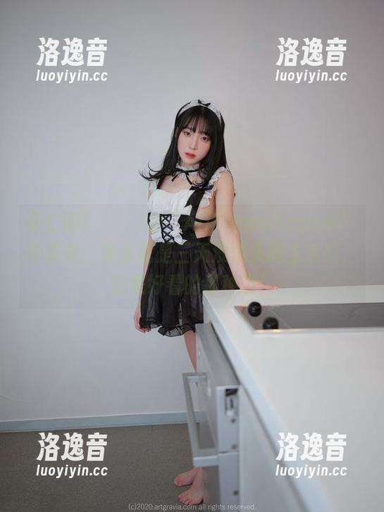 姜仁卿(강인경)的“AllTimesTravel”写真集：实际就是三天没洗头的生活照，还是好看的那种哦！