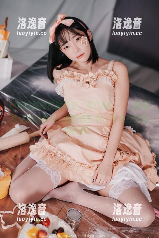 轻松愉快的美图分享，姜仁卿(강인경)的短裤让我们所有人都值得反省一下自己的衣柜选择！