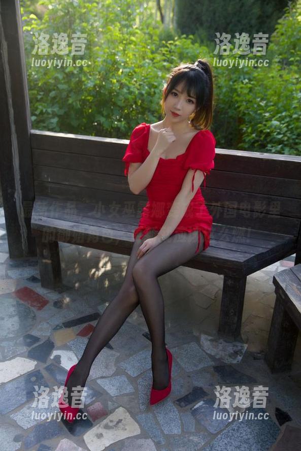 小女巫露娜 最新作品,小女巫露娜变成了外国电影里的御姐角色,更新就应该这么燃!