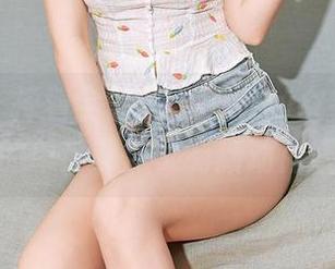 尤蜜荟 – 捧着全套奶茶Emily女神图片，我的单身羁旅又有新动向喔！