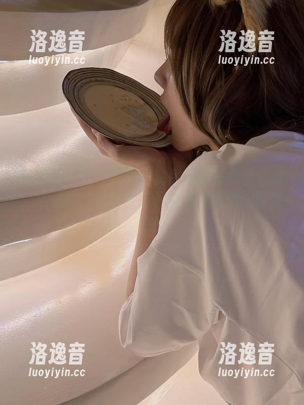 微密圈 - 就是阿朱啊的兔女郎写真全记录：免费的，但要抵挡住旁边男同胞的盯梢哦！