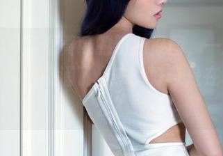 推女郎 – 翻看黄可的粉色原图，一股似懂非懂的甜蜜感涌了上来，好奇是在表达什么？