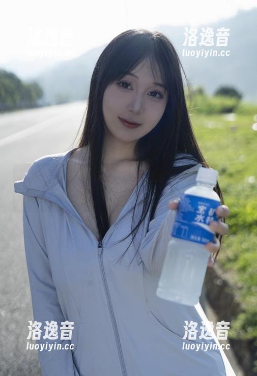 黑胶带万岁？浅安安的套图分享，你确定这是艺术？