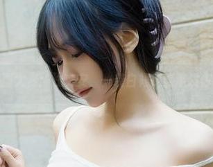 校服美图大赏：浅安安，一袭白裙定能激发你的回忆