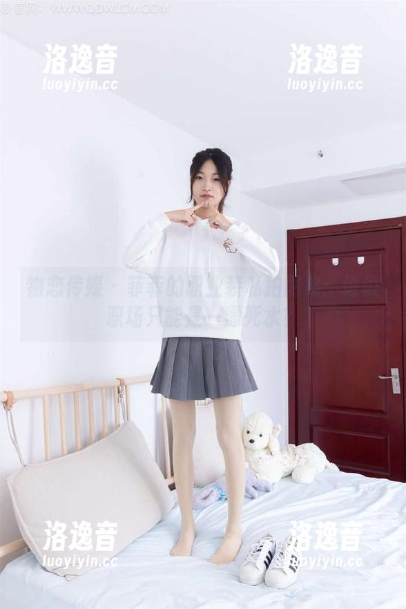 物恋传媒 - 菲菲的职业装私拍图集：谁说职场只能是一潭死水？