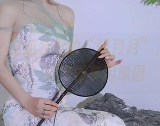秀人网 – 空姐装扮的“四月月”，福利送上，请慢慢享用原图