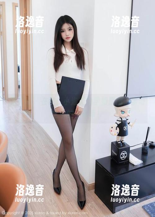 秀人网-小泡芙 秀人网 - 在线!小泡芙的学姐原图,学习之余的小确幸!