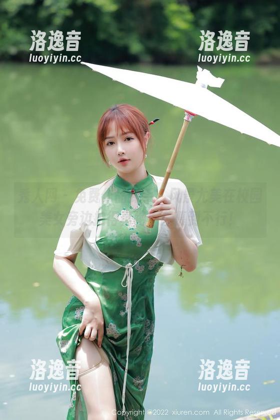 秀人网-风景尤美 秀人网 - 免费作品到手,风景尤美在校园美女旁边拍得真绝,羡慕到不行!