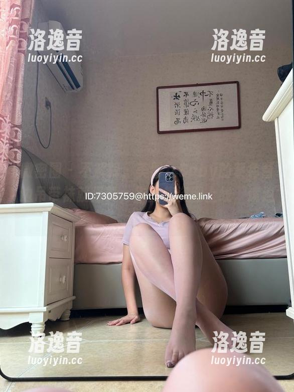 美邵女Baby 微密圈 - 不解释,美邵女Baby的紫色蕾边吊带袜就是赞,作品集资源上线,速速查看!