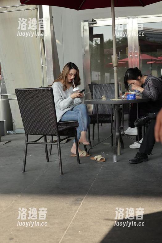 魔镜街拍-婷婷 魔镜街拍 - 闲观婷婷OL的日常:黑丝在工作间搅动的小惊喜,资源满满!