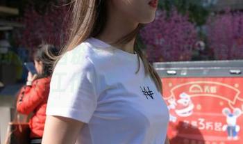 魔镜街拍 – 当粉色与销售相遇：婷婷的日常工作原图，心情在飘