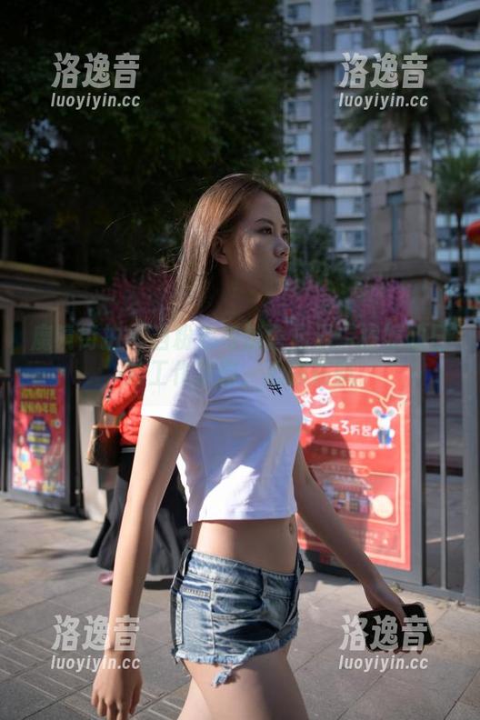 魔镜街拍 - 当粉色与销售相遇：婷婷的日常工作原图，心情在飘