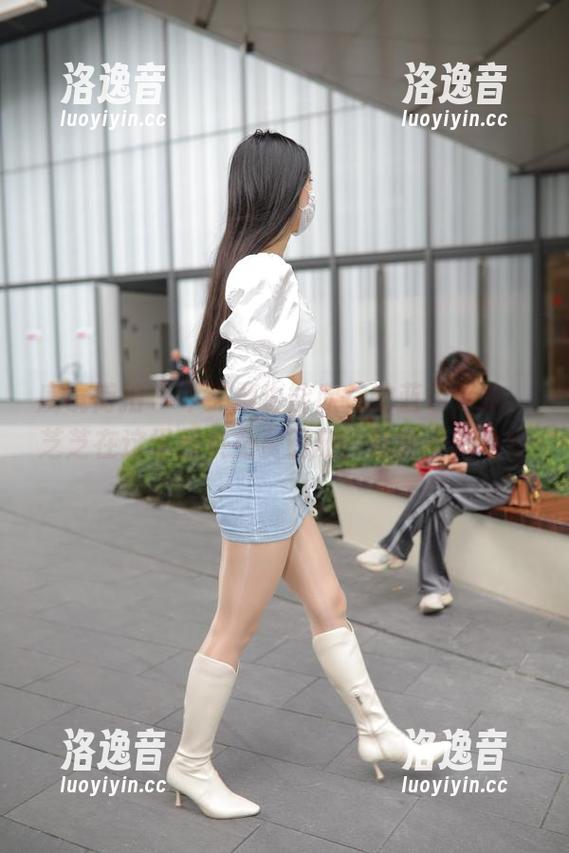 魔镜街拍-芝芝 魔镜街拍 - 不买票也能欣赏的蓝色泳衣,芝芝在这里提供免费图册,你敢不来看?