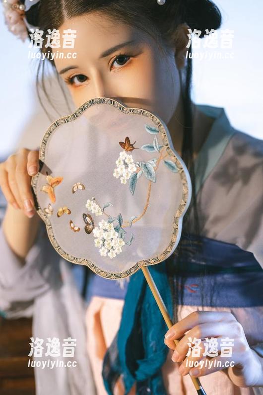 鹿八岁baby 图包幕后花絮:鹿八岁baby及其高跟鞋的合作,一不小心就成了网红摔倒合集!